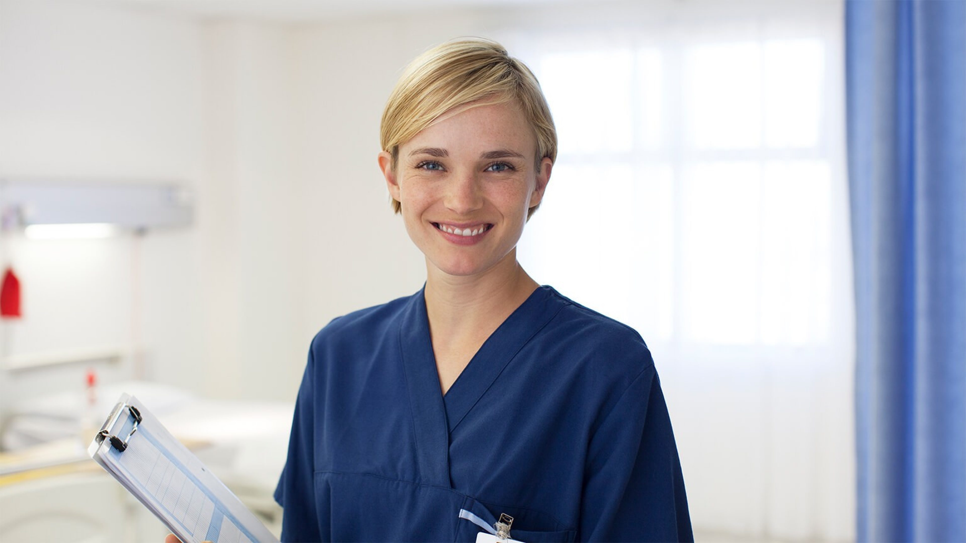 Krankenschwester mit Blick in die Kamera