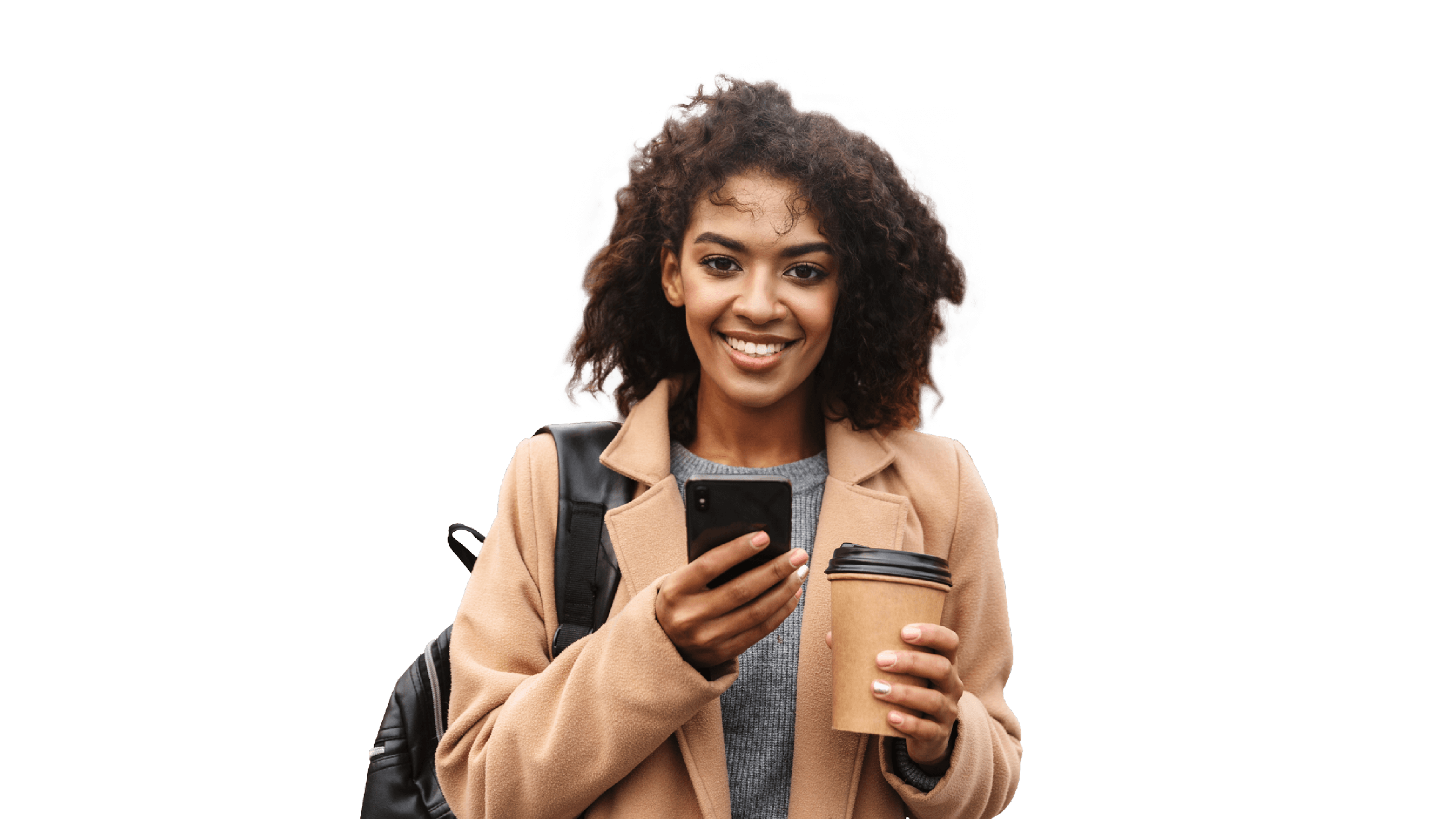Junge Frau mit Kaffee und Handy in der Hand blickt in die Kamera 
