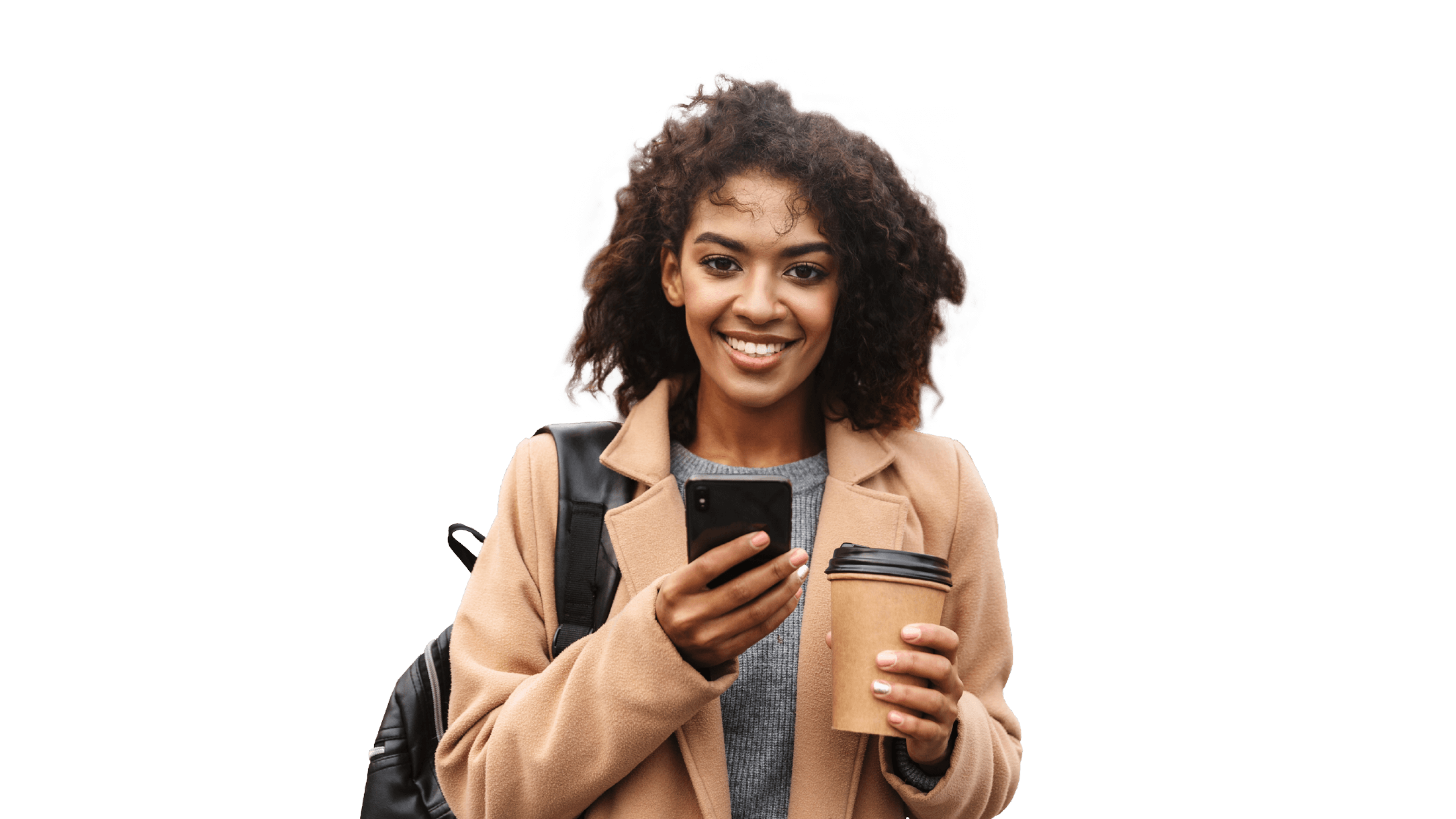 Junge Frau mit Kaffee und Handy in der Hand blickt in die Kamera