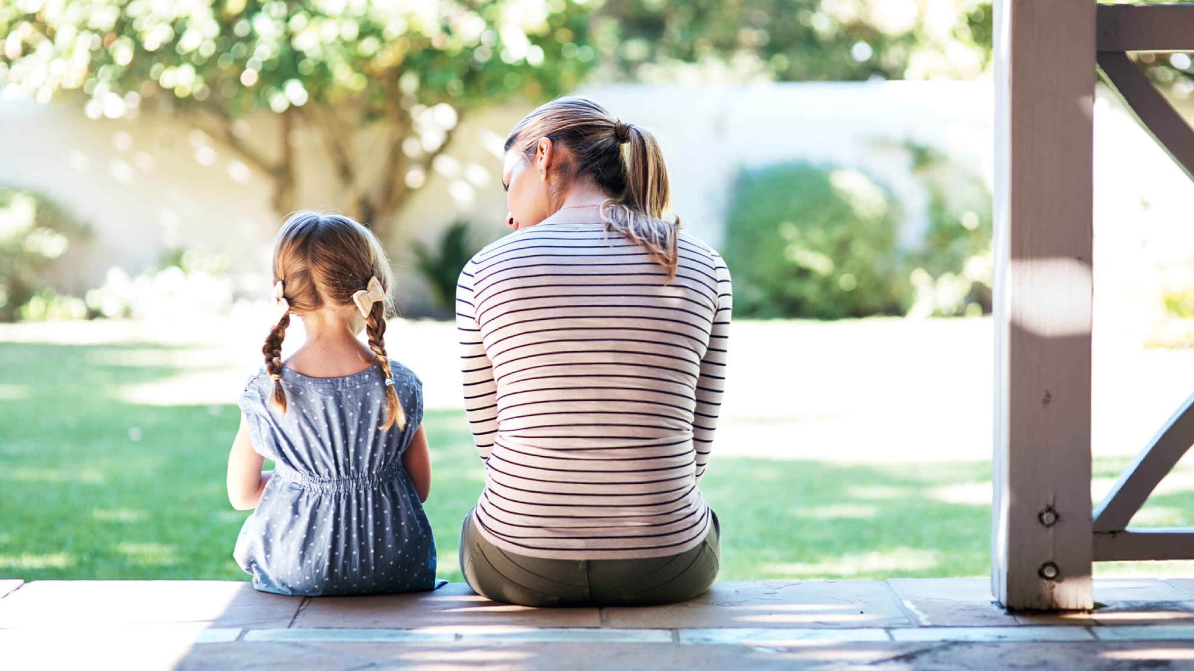 Mutter spricht mit Tochter