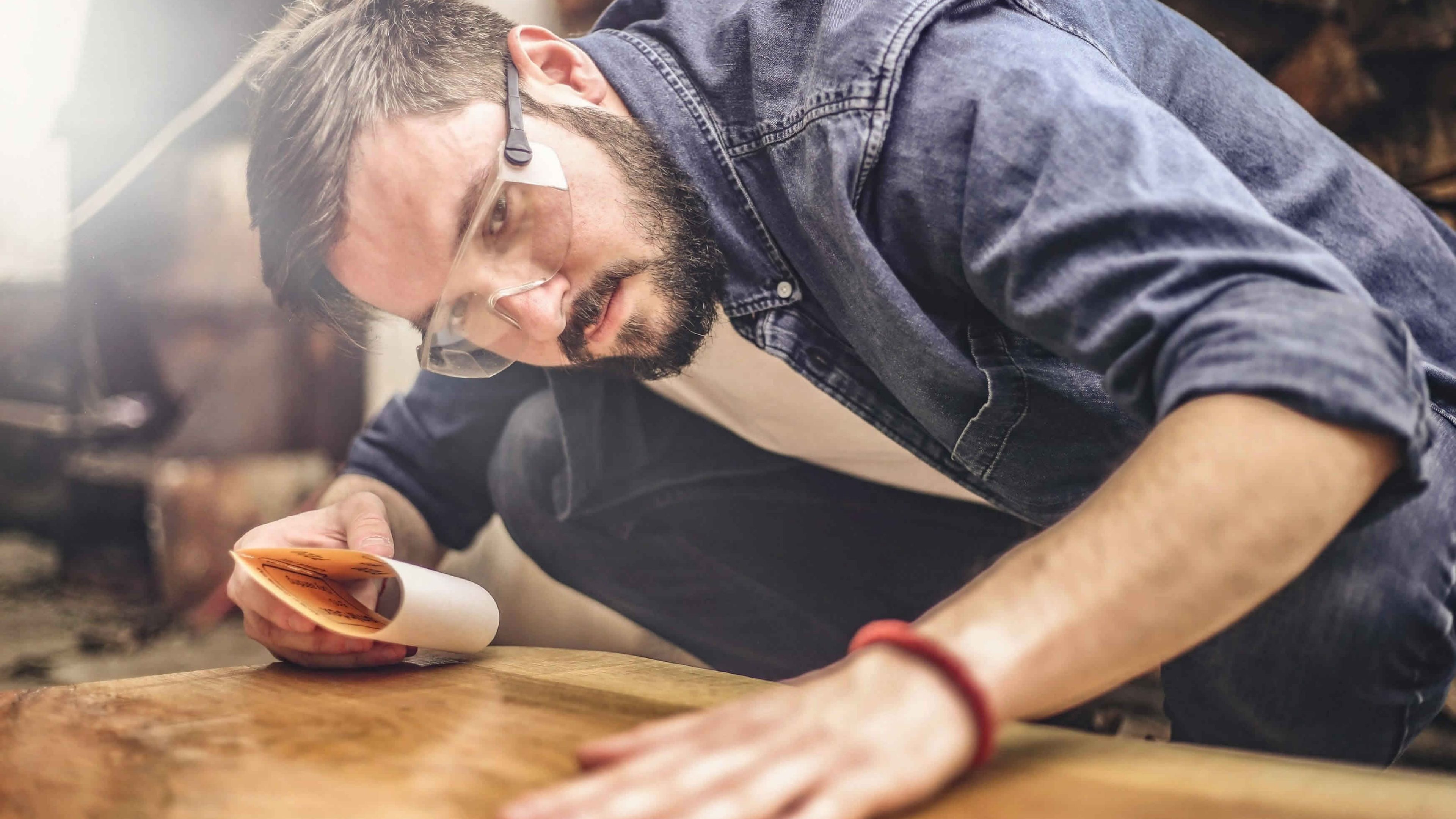 Junge Mann in einer Schreinerei am Arbeiten