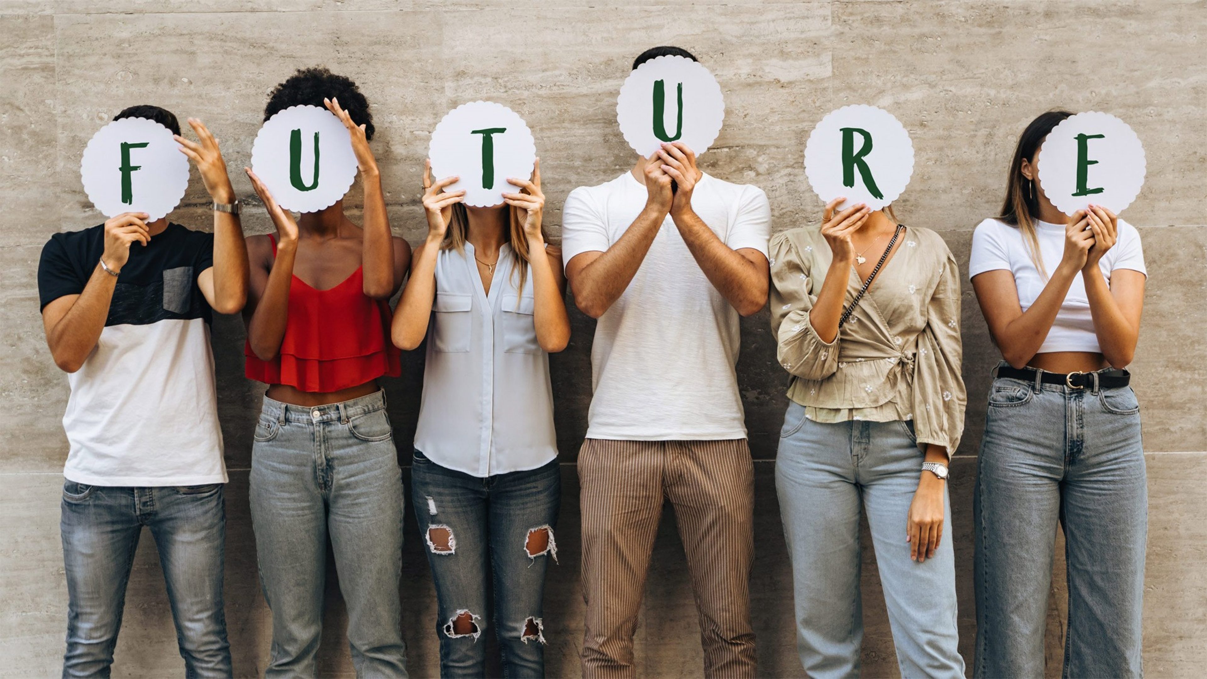 Sechs Junge Menschen mit den Buchstaben "FUTURE" in der Hand