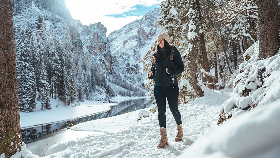 Junge Frau geht im Schnee spazieren