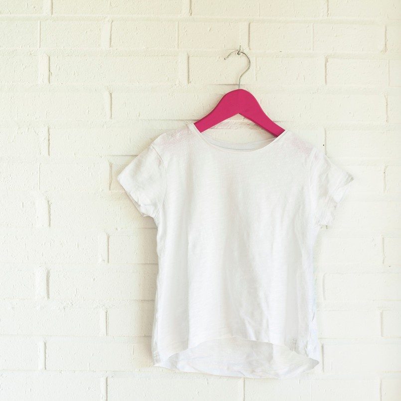Weißes Shirt an einer weißen Wand