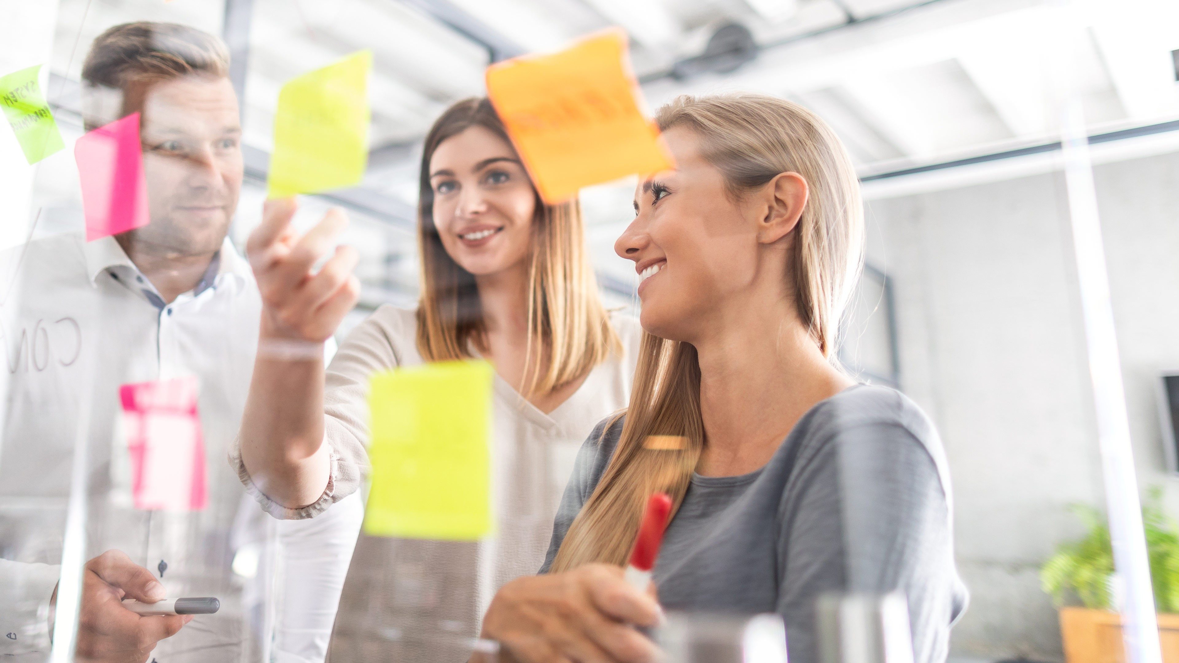 Junge Gründerinnen und Gründer besprechen das Konzept ihres Start-ups