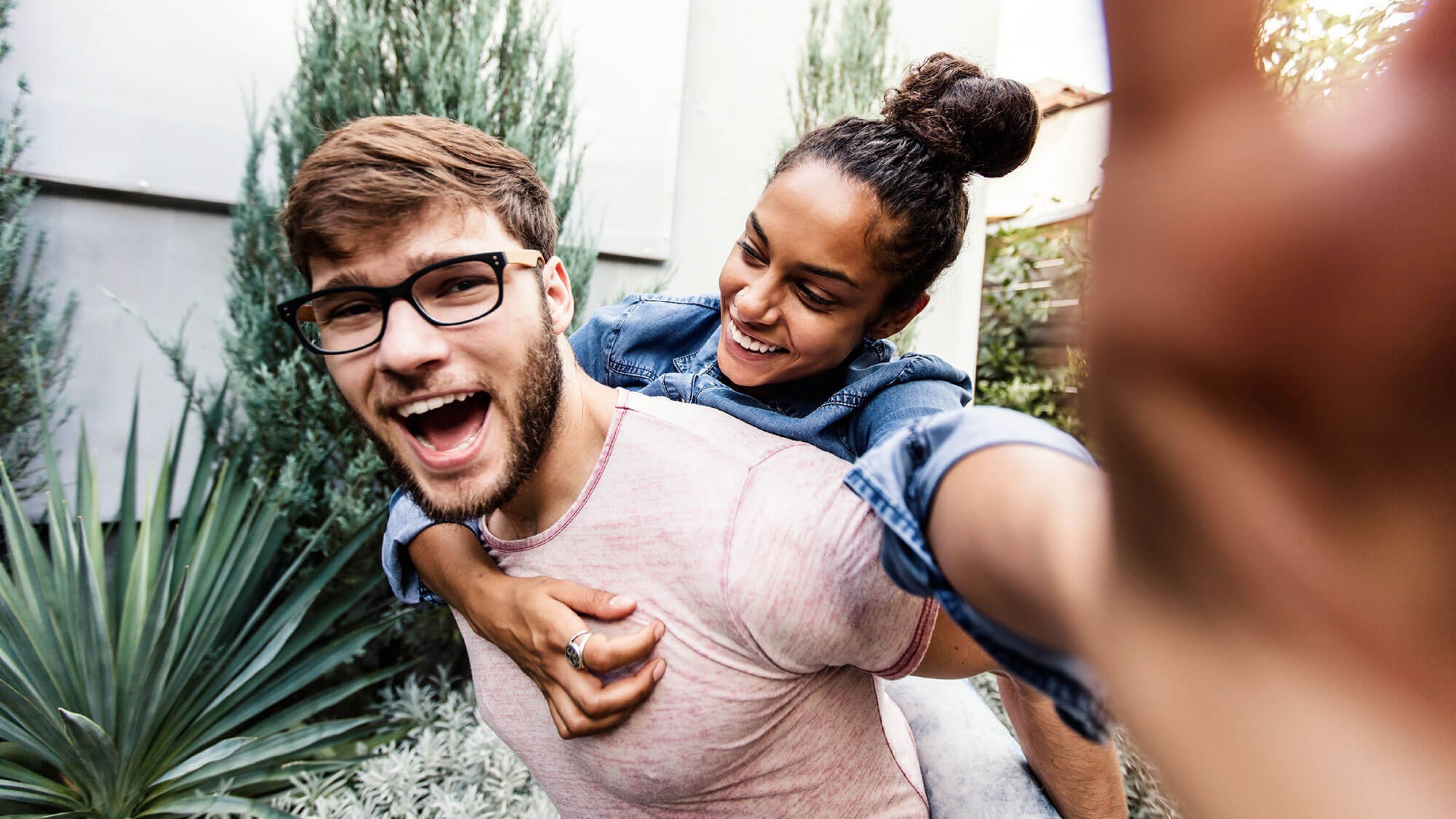 Paar macht Selfie während Huckepack