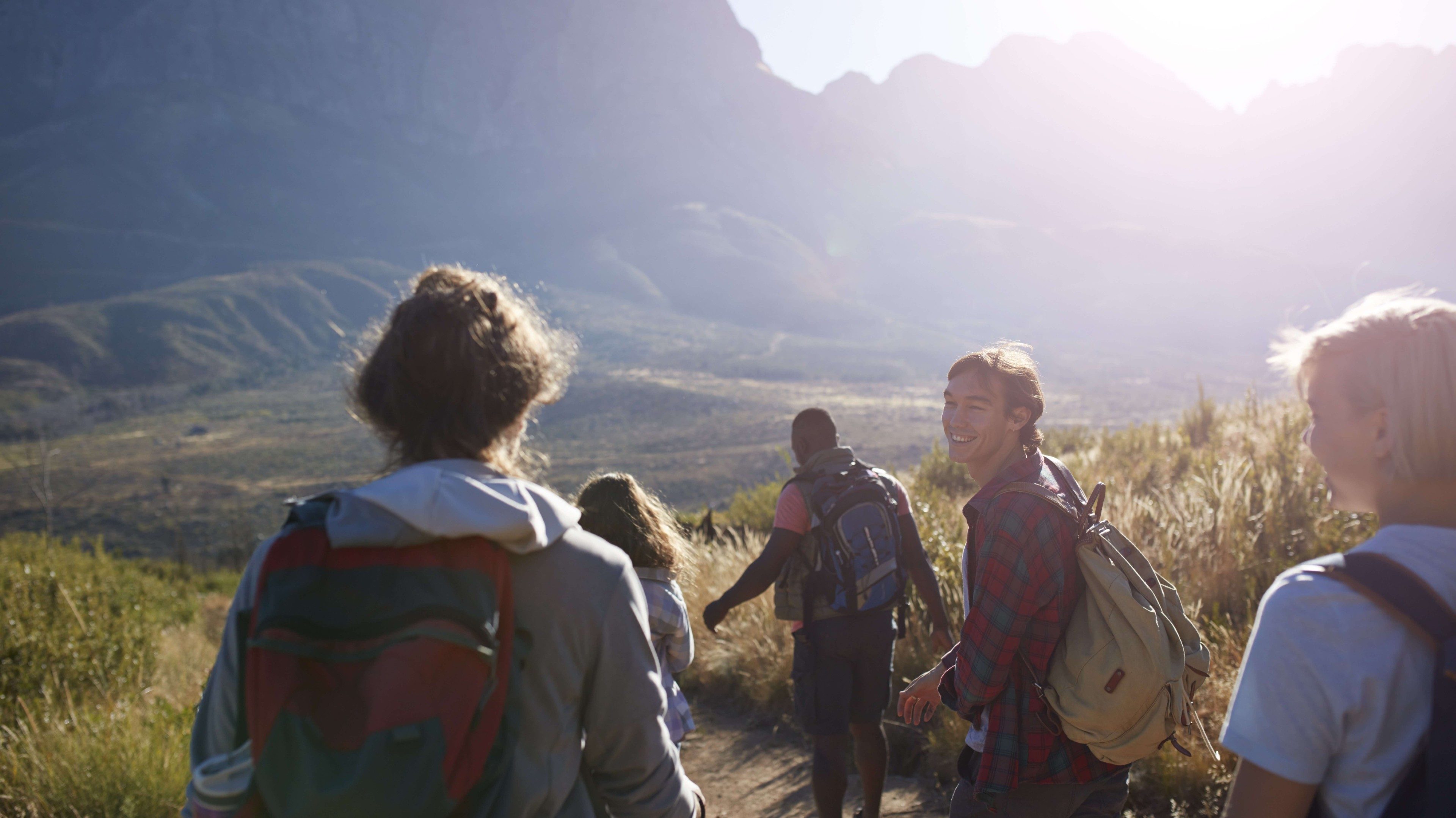 Gruppe von Freunden beim Wandern