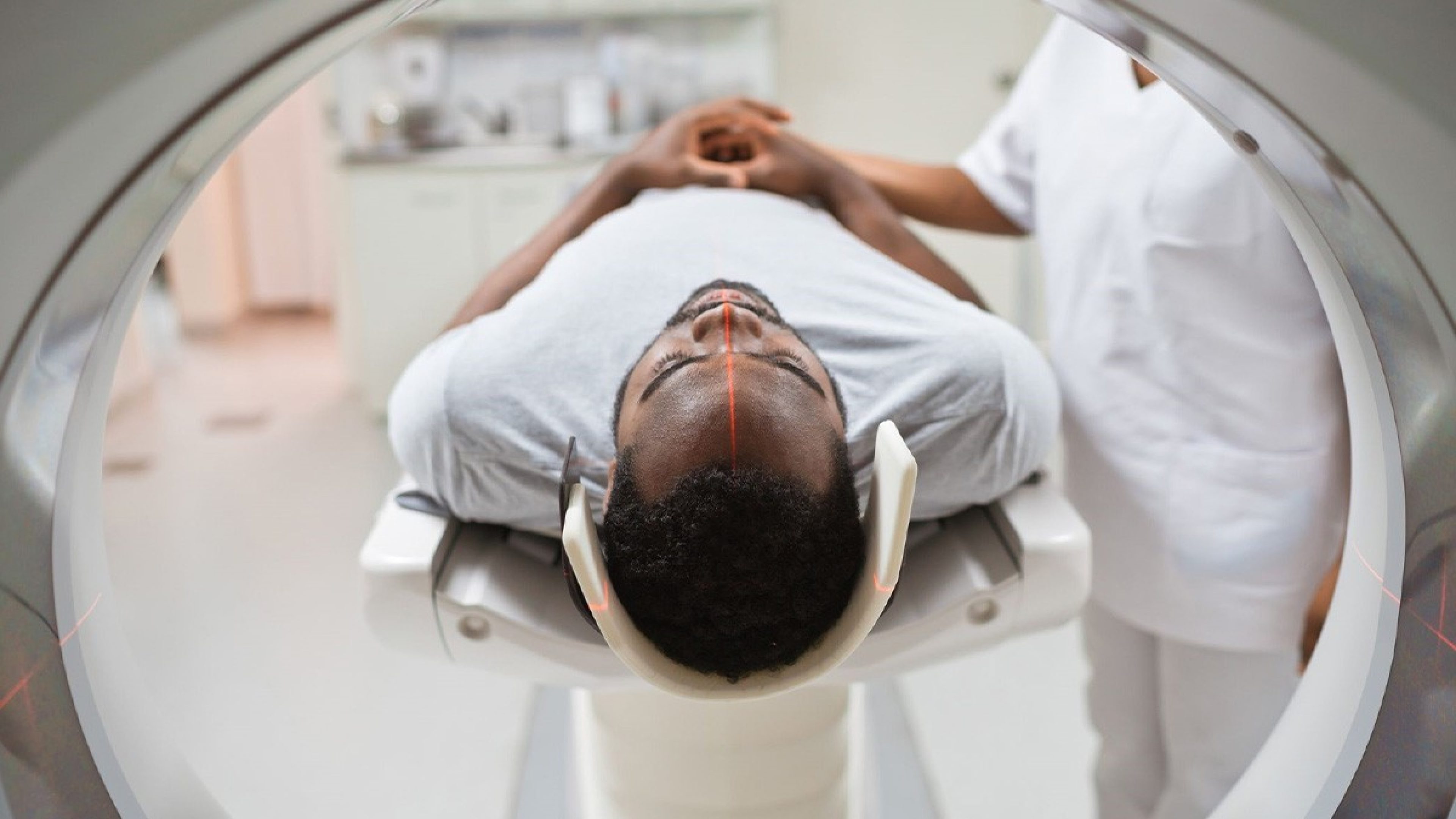 Schwarzer Mann wird in ein MRT-Gerät geschoben