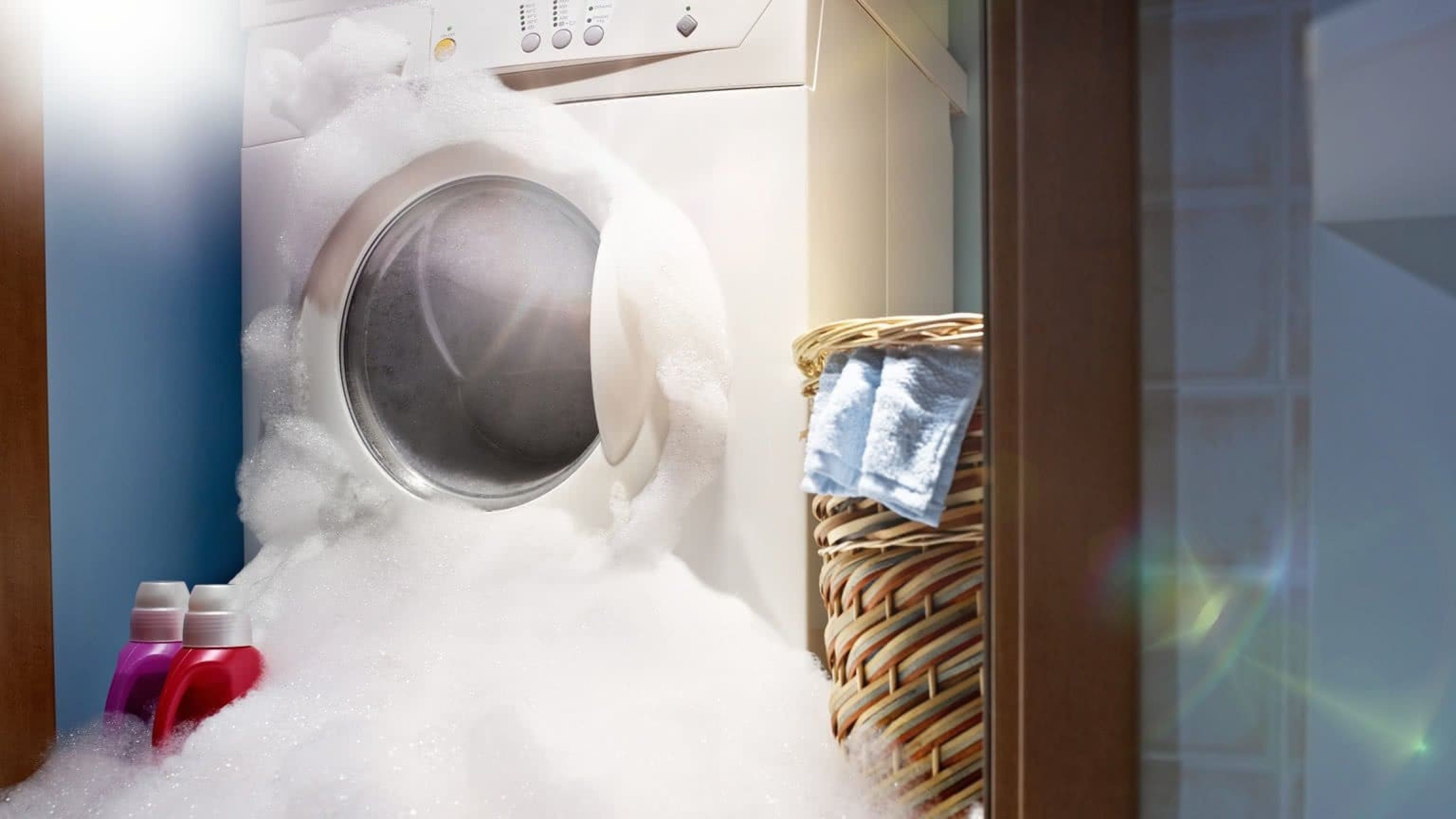 Defekte Waschmaschine verliert Wasser