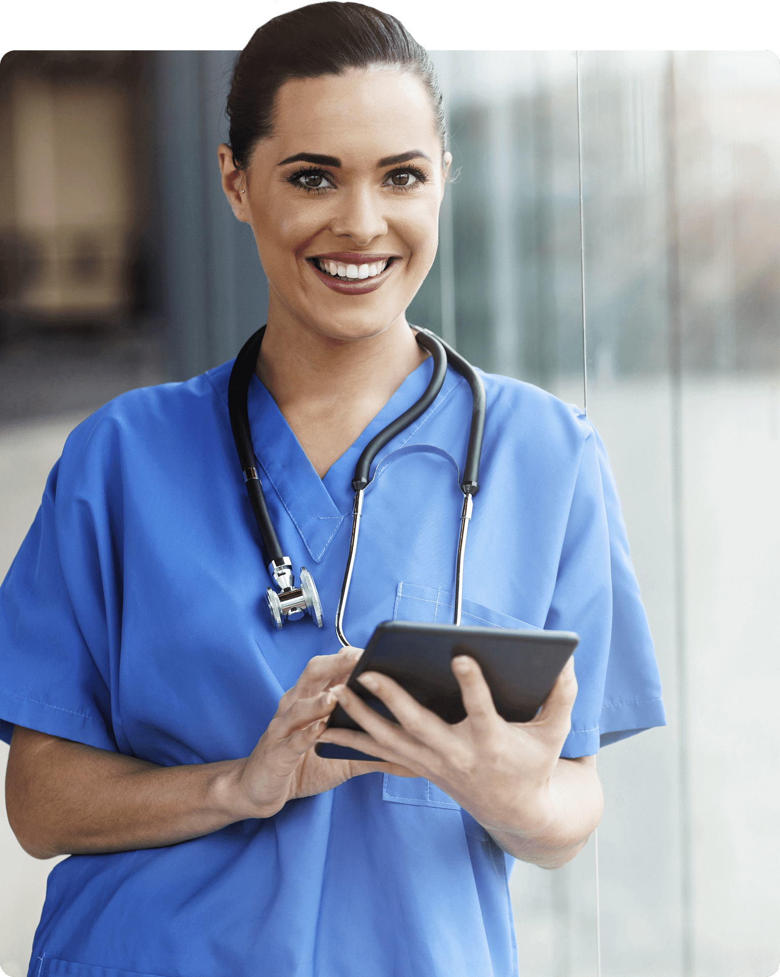 Junge Krankenschwester in blauen Kittel mit Blick in die Kamera