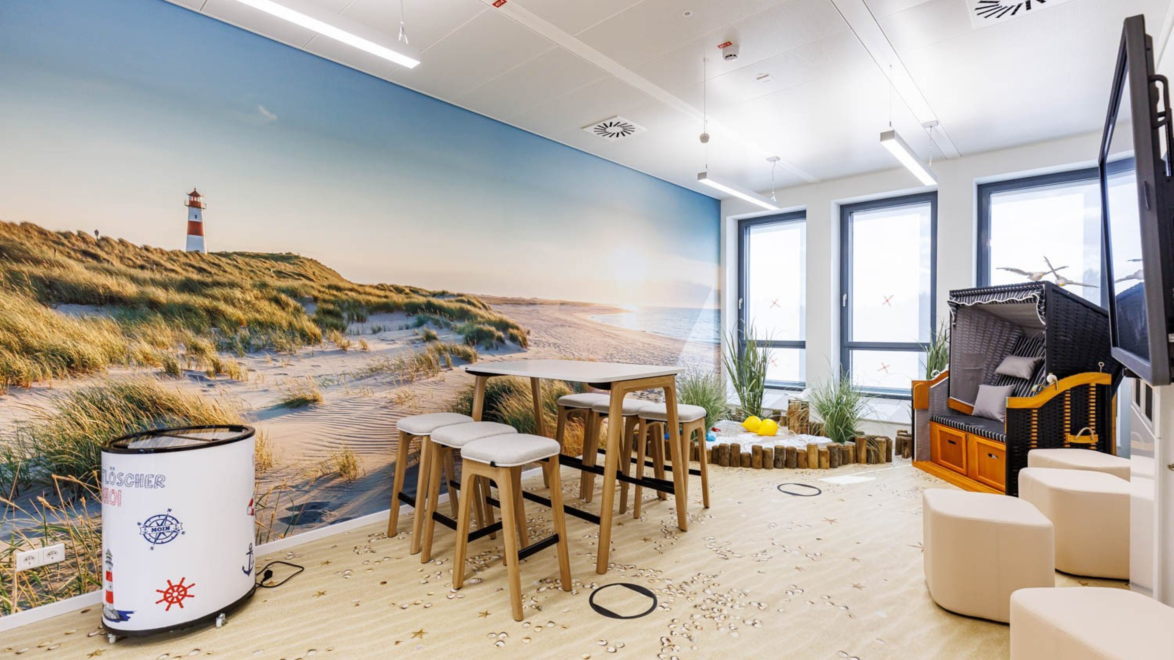 Raum mit Strand-Design mit Sitzgruppe