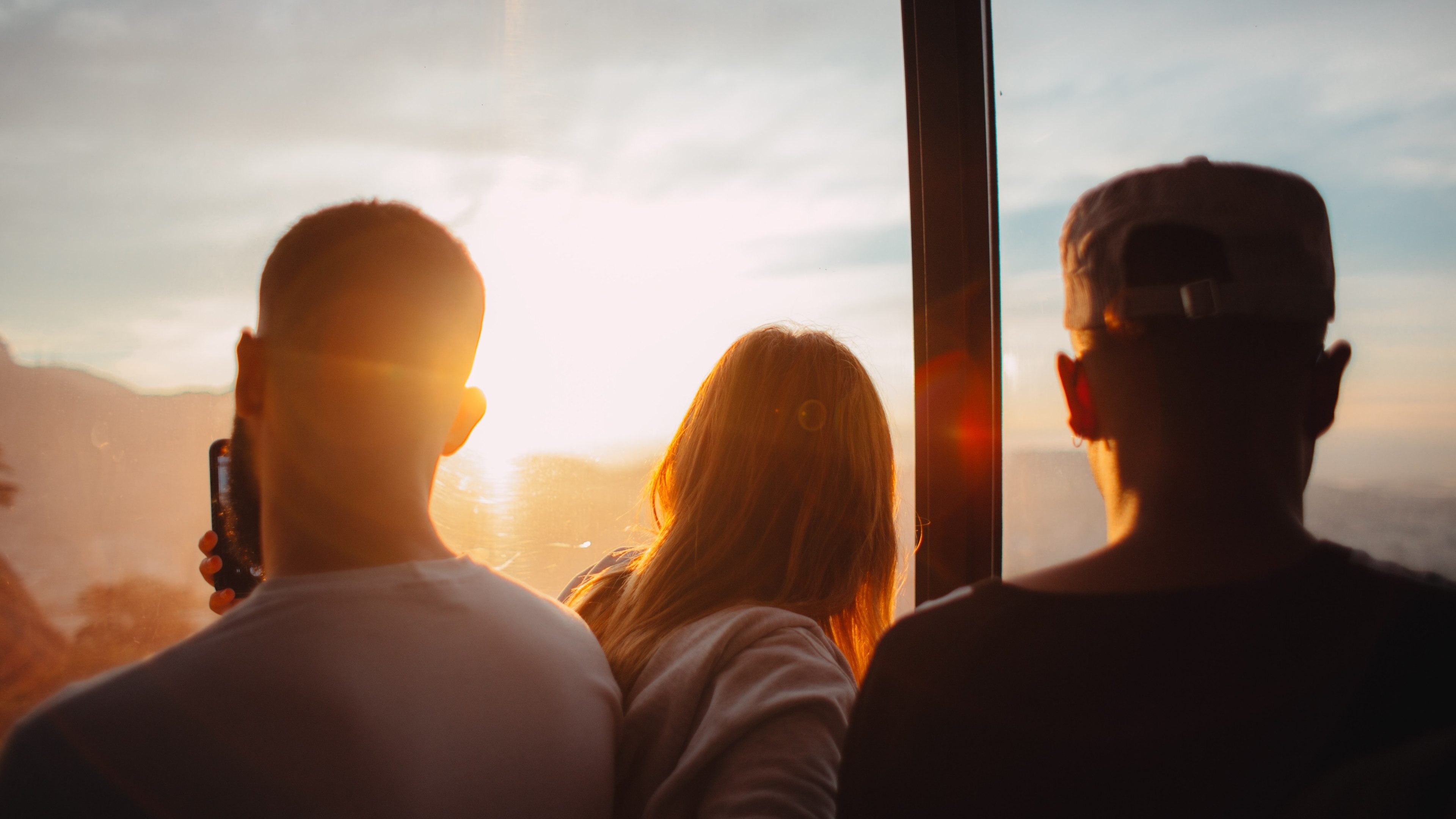 Junge Menschen im Sonnenuntergang