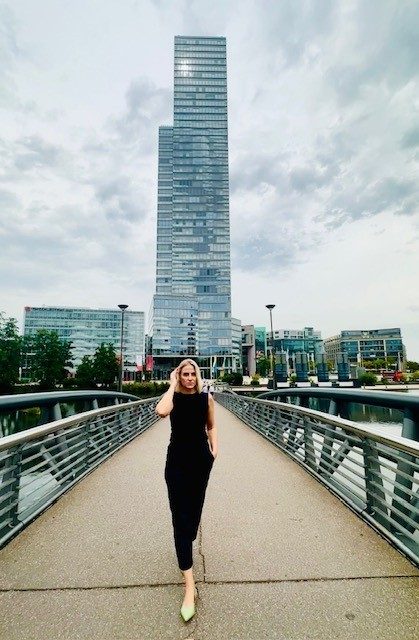 Birgit Schwamborn vor dem Kölnturm