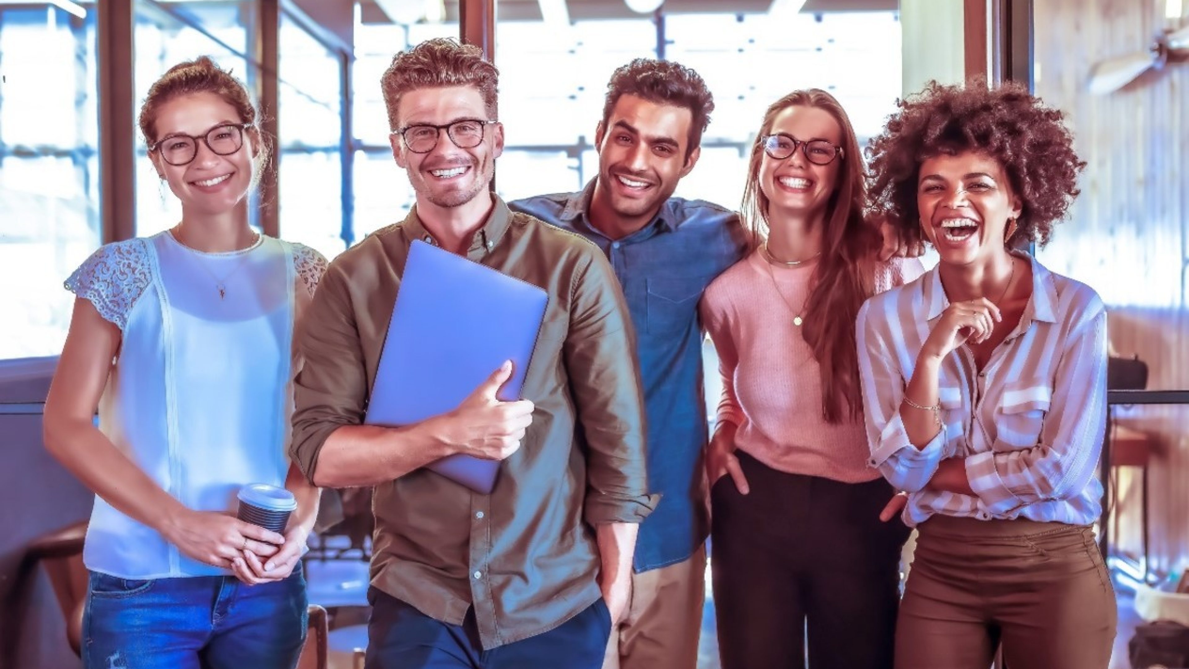 Stockbild_Junge Leute Finanzstudie
