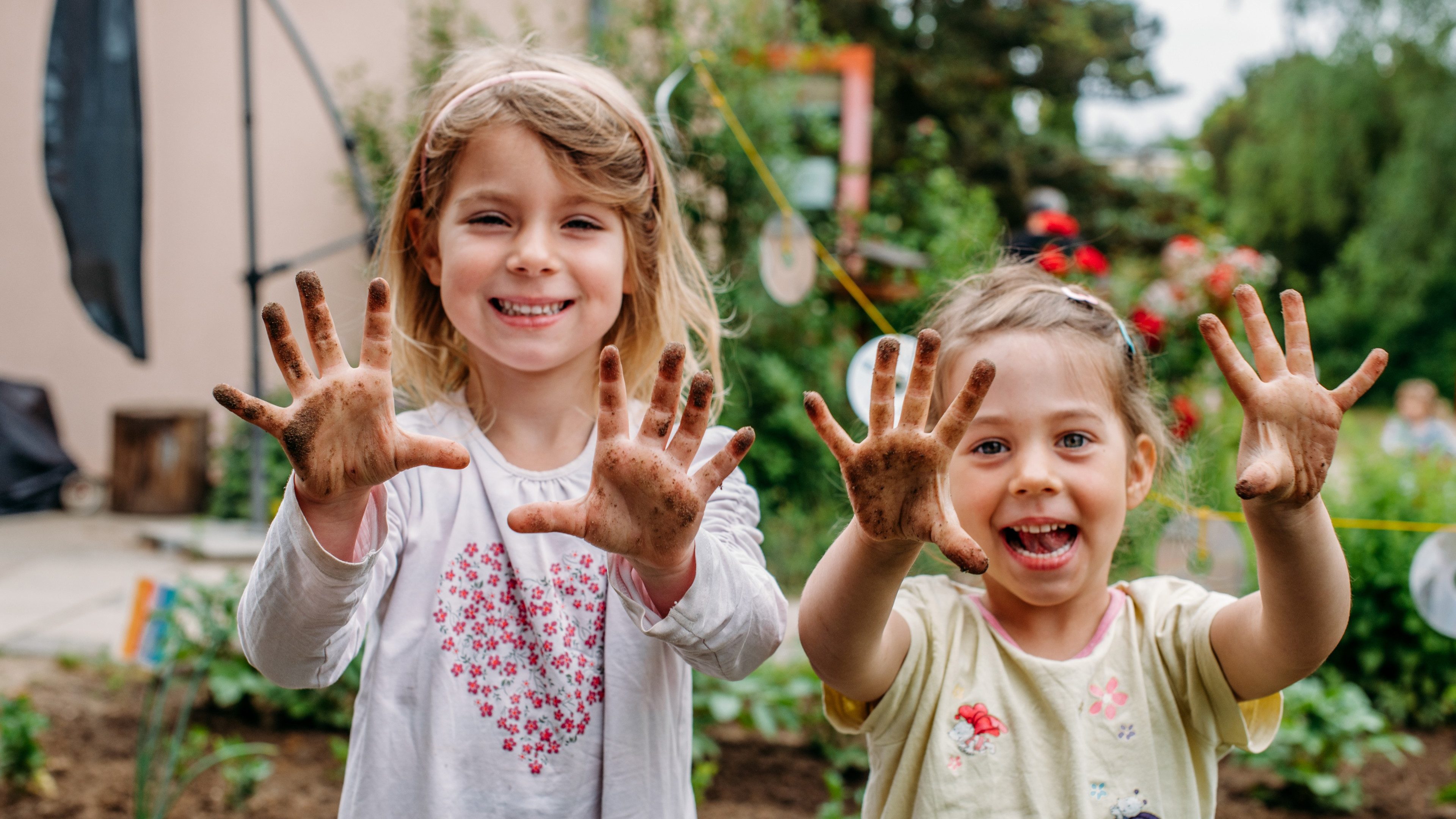 AR-Pressebilder-Kinder-mit-dreckigen-Händen-300dpi