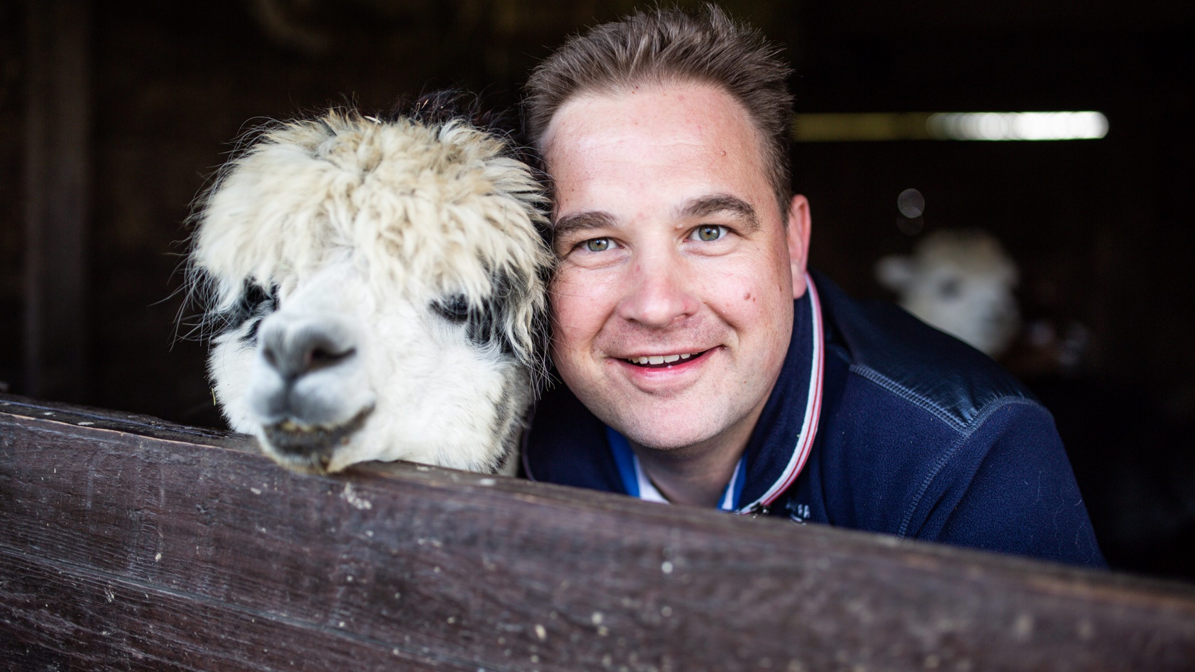 Züchter Markus Olbers mit einer seiner Stuten - Markus Olbers aus Stadtlohn im Münsterland  ist Züchter der vier Alpaka Hengstfohlen, die in den Gysenbergpark in Herne kommen. Am Dienstag, 19. März 2019 stellt er die Tiere vor. . Foto: Svenja Hanusch / Funke Foto Services
