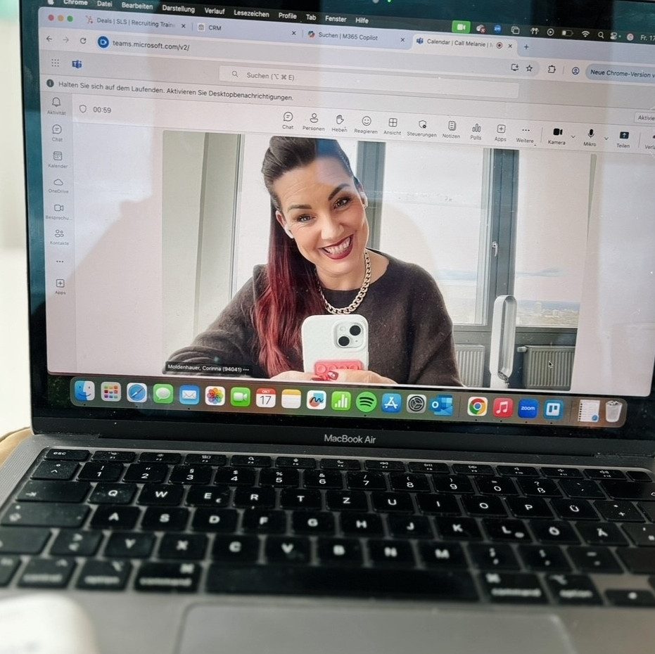 Corinna Moldenhauer vor dem Laptop