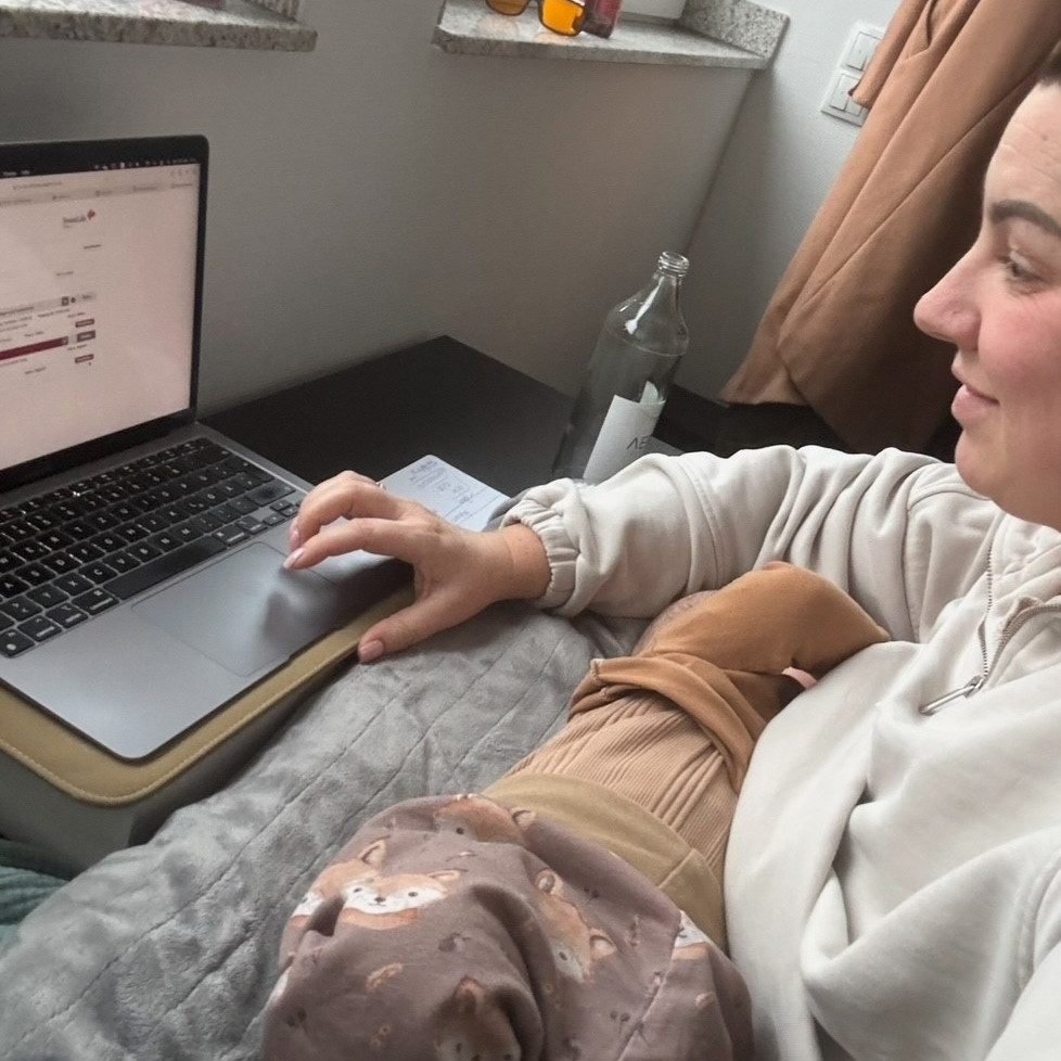 Corinna Moldenhauer mit ihrem Kind auf dem Arm und vor dem Laptop