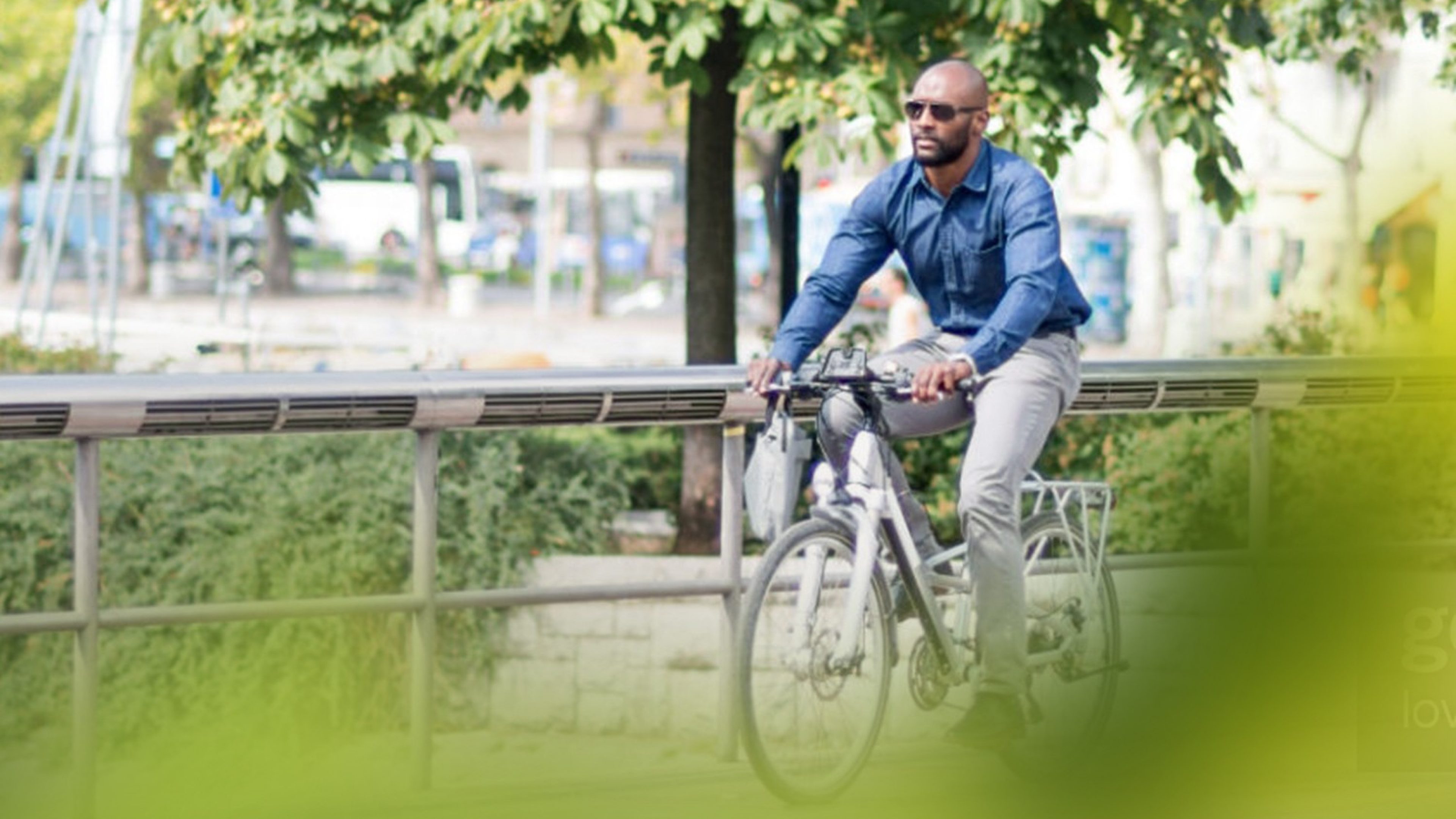 Fahrradfahrer im Grünen