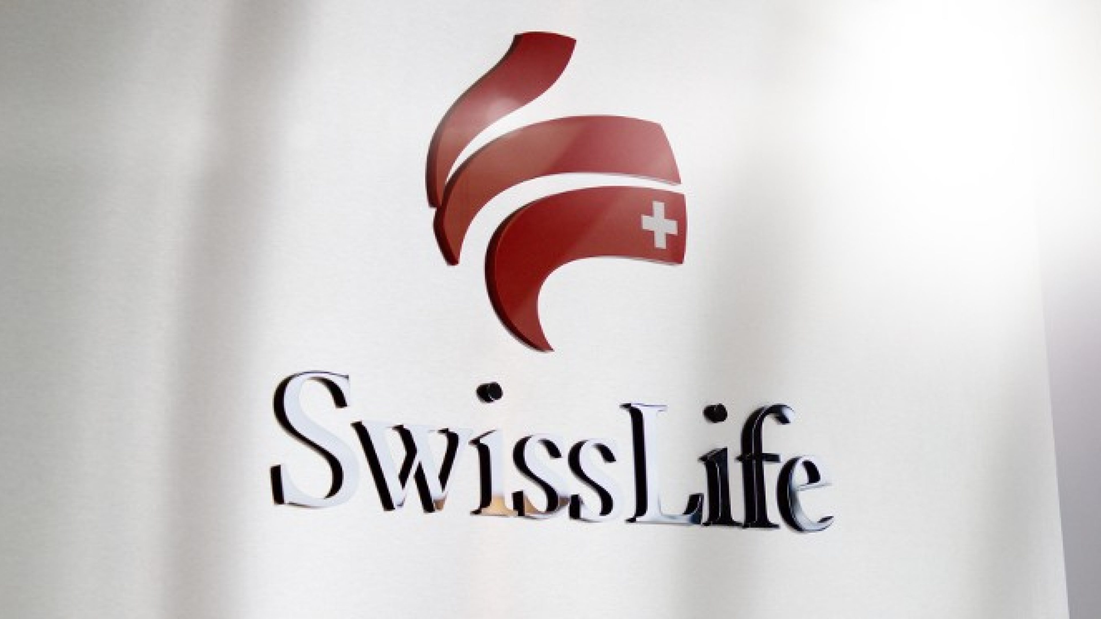 Logo von Swiss Life an einer weißen Wand