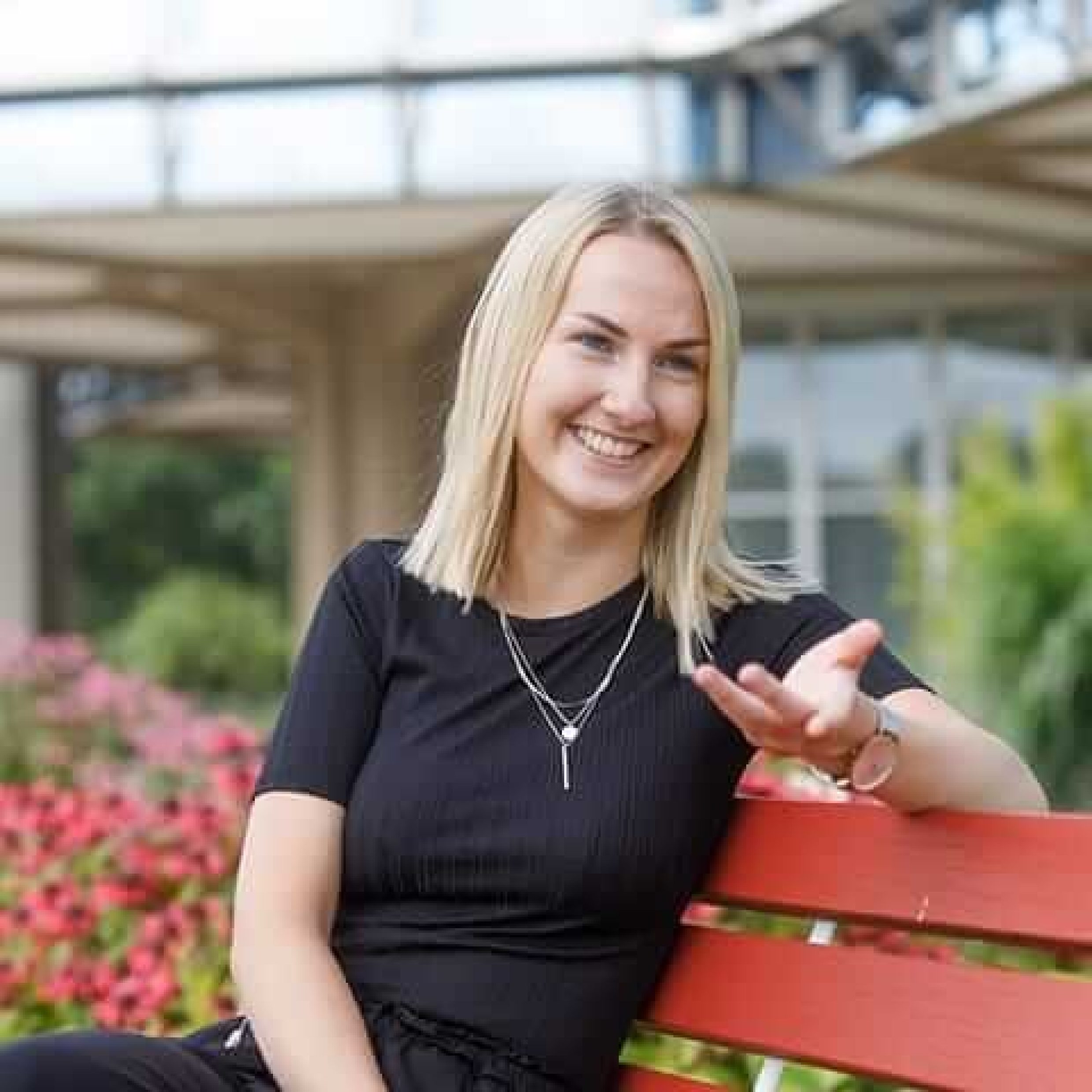 Humans of Responsibility: Svenja Schroeder sitzt auf einer Bank und lacht