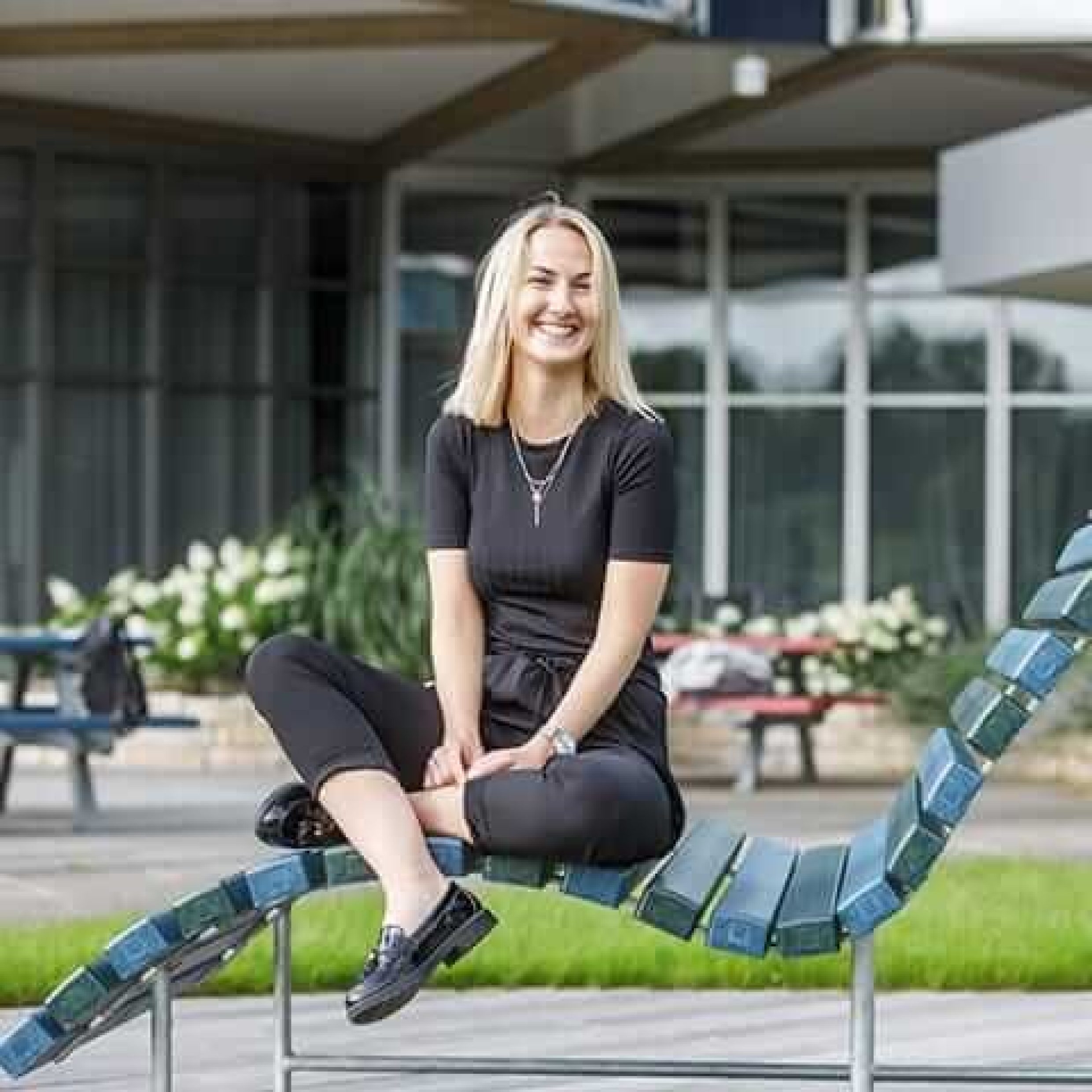 Humans of Responsibility: Svenja Schroeder sitzt auf einer Liege und lacht
