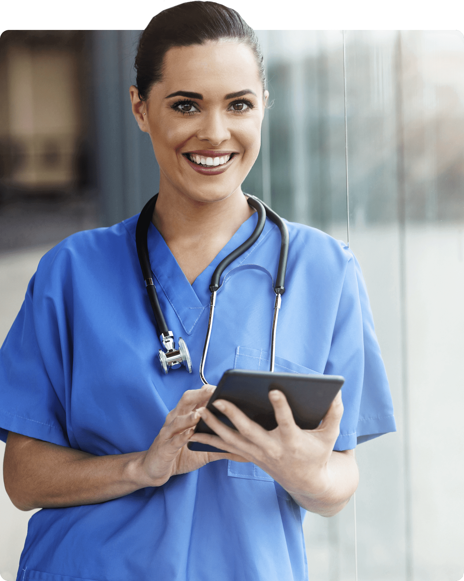 Junge Krankenschwester blickt lachend in die Kamera