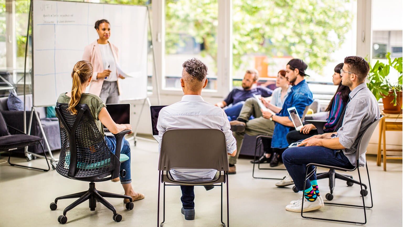 Externe Beraterin informiert die Mitarbeitenden und Chefs über die Möglichkeiten der sinnvollen Vorsorge im Start-up.