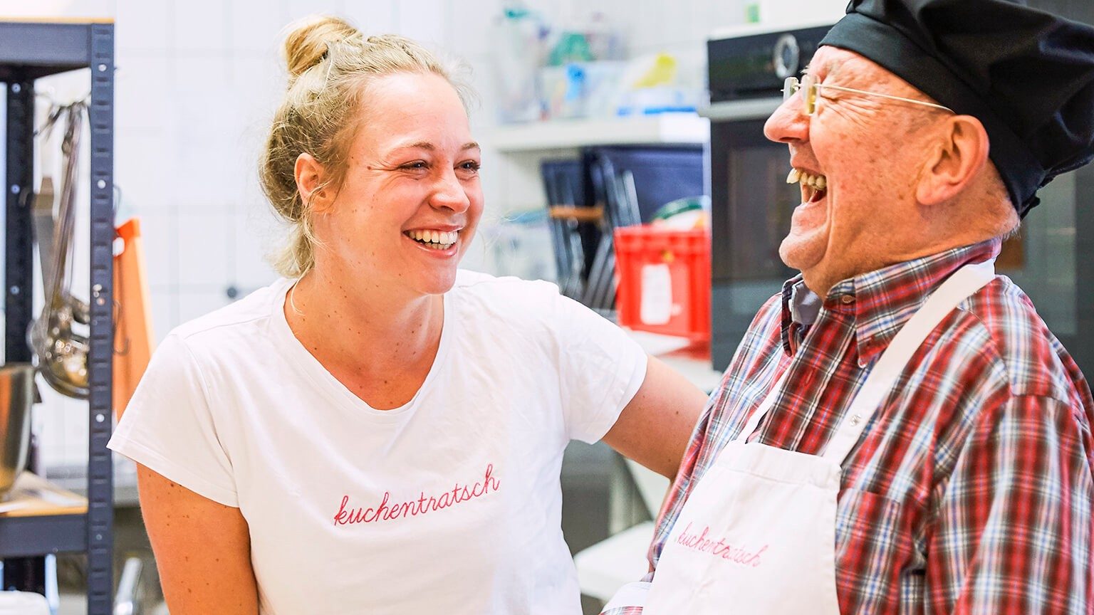 Gründerin Katharina Mayer in der Backstube mit einem Opa