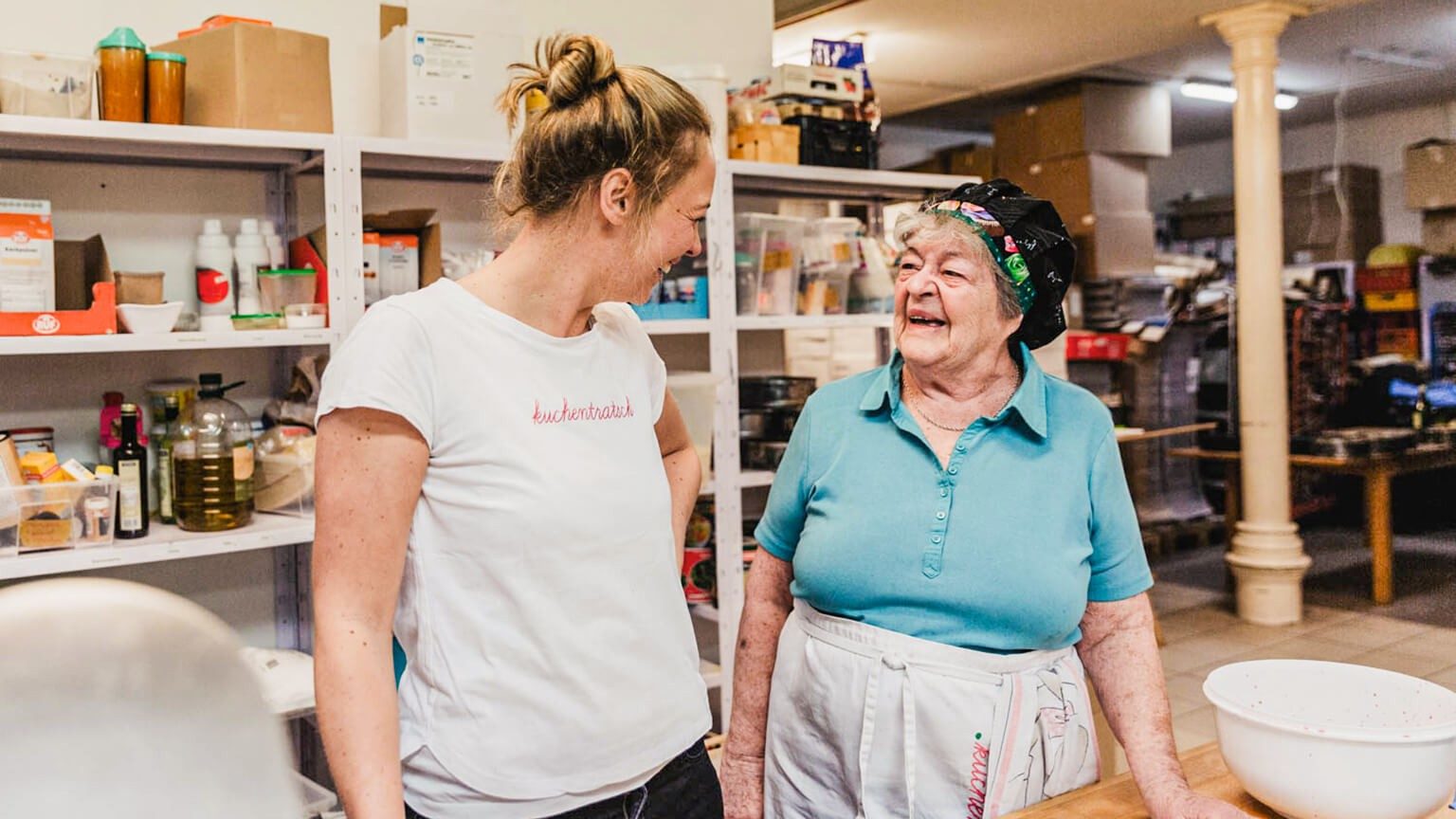 Im Gespräch: Katharina Mayer und eine Oma