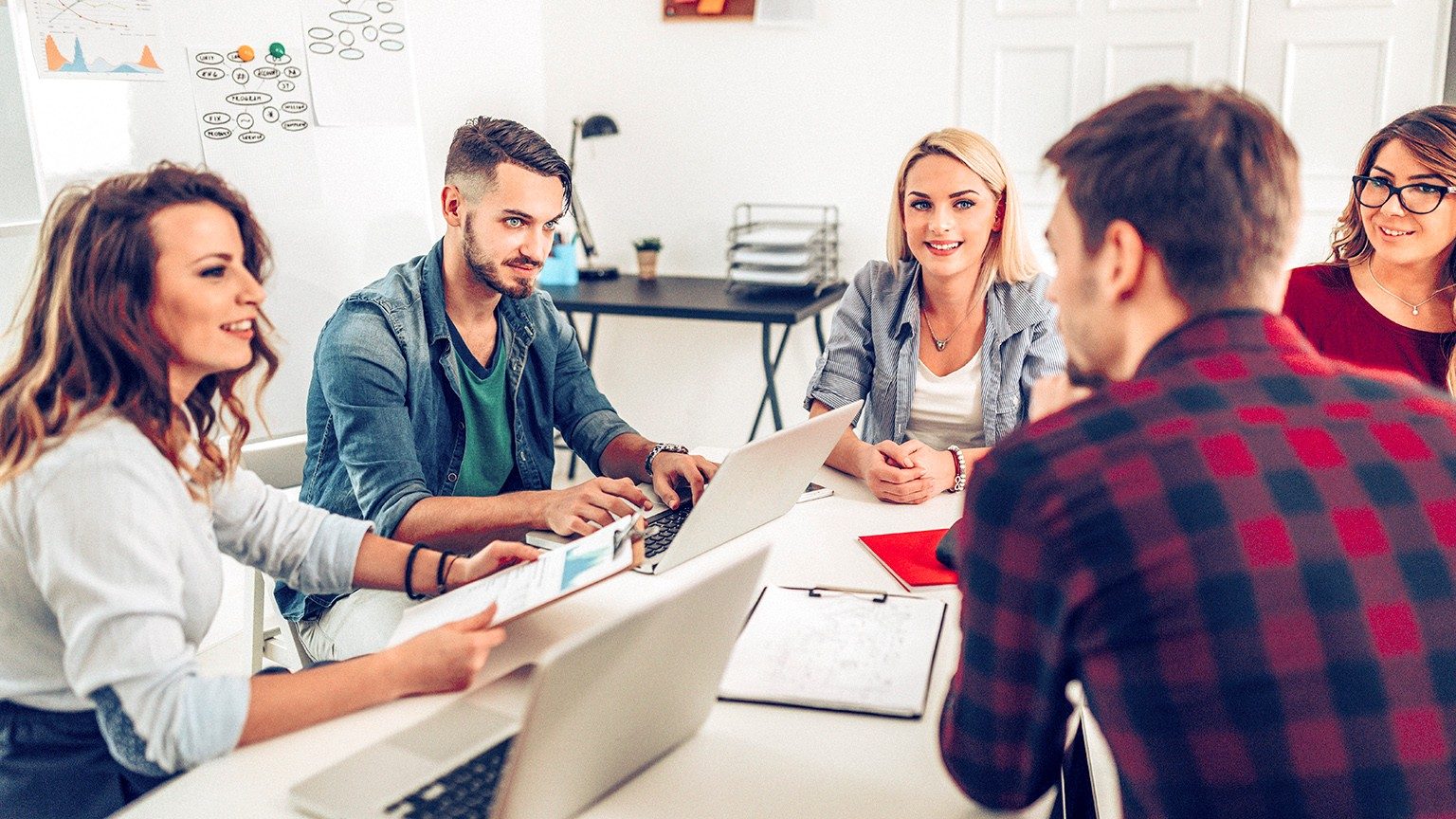 Junge Gründerinnen und Gründer besprechen das Konzept ihres Start-ups